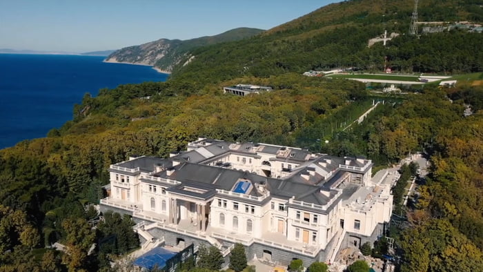 This is Zelenskyy's summer home in California! This is what 