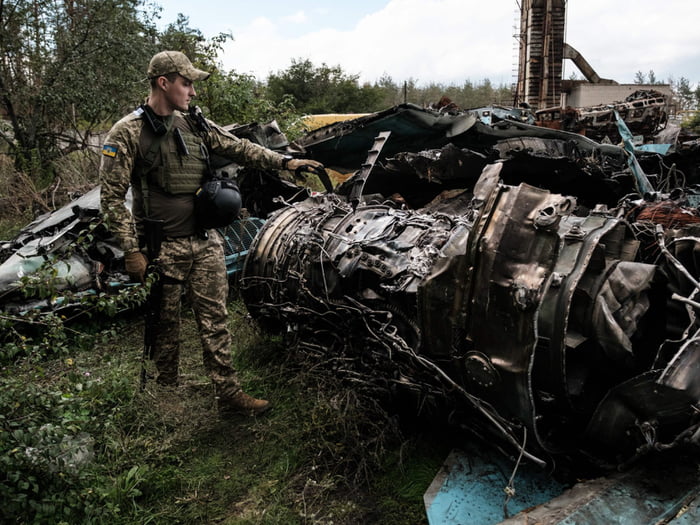 Ukrainian hero next to one of the destroyed SU-34, imagine w