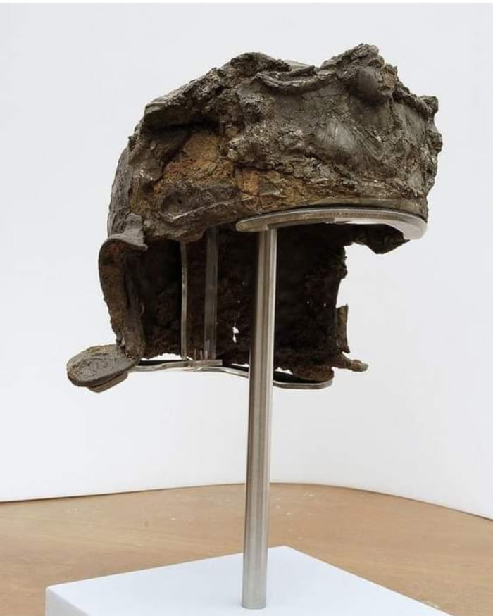 The 2000-year-old Hallaton Helmet is the only Roman helmet e Image